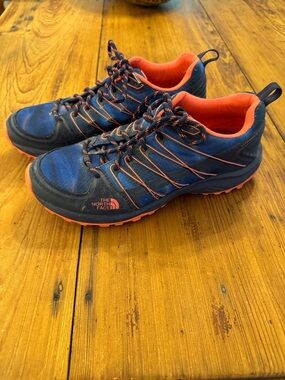 North Face Litewave Explore Women Patriot Blue / Tropical Coral SZ 9.5